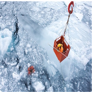 التقطت عدسة ريتشارد جونز اختصاصي علم الجليد لحظة استعداد عضو بطاقم سفينة البحوث « بولارشتيرن» لإنقاذ معدة قياس علقت في الجليد.